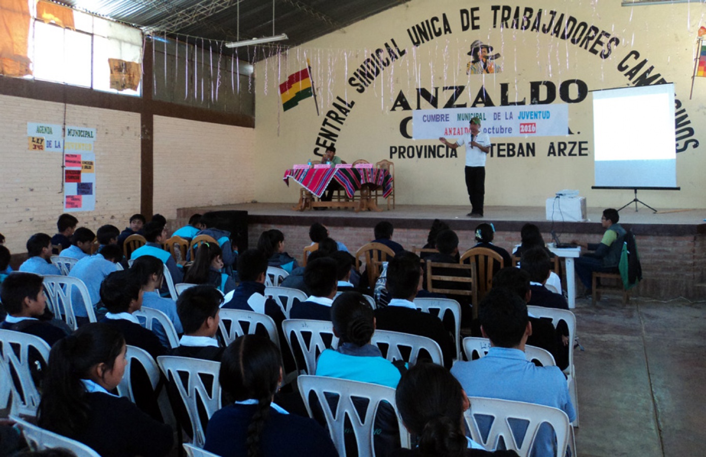 Jóvenes de Anzaldo presentan el anteproyecto de Ley de Juventud a  autoridades Municipales