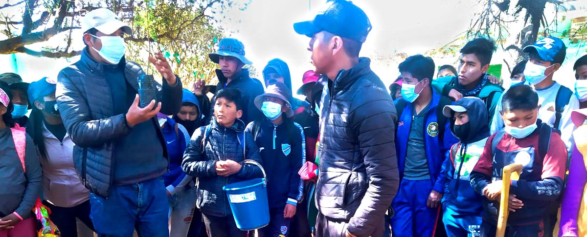 En el municipio de San Pedro de Totora los jóvenes impulsan campaña de forestación para proteger las fuentes de agua.