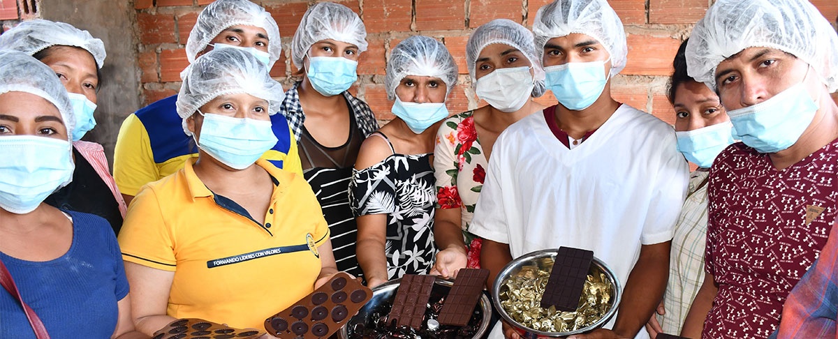 La juventud amazónica busca generar valor agregado a través de la transformación del cacao en bombones refinados y desconchados.