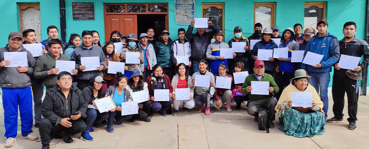 Jóvenes de san pedro de Totora reciben certificación como gestores en gobernanza ambiental