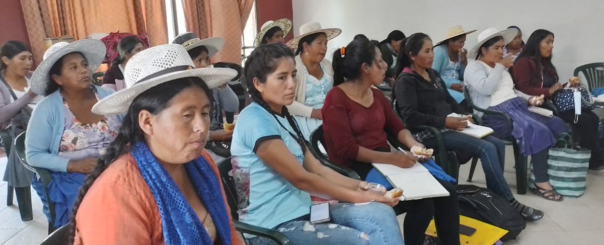 Mujeres líderes y autoridades municipales se reúnen para el ejercicio de sus derechos.