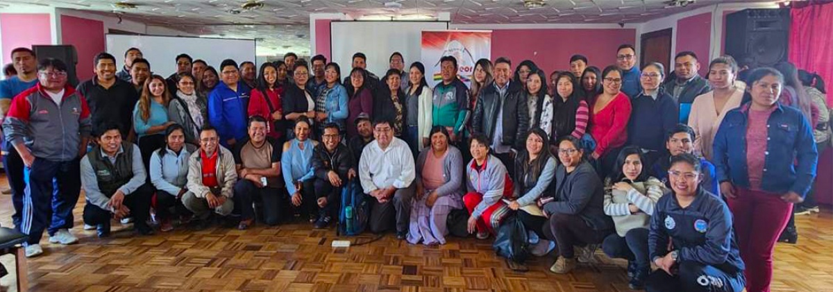 Funcionarios públicos de municipios de Oruro reciben certificados como promotores en Gestión Municipal Intercultural