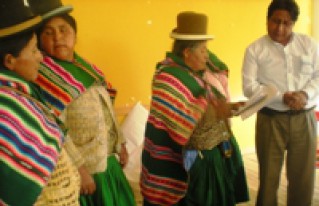 Mujeres de Aroma entregan propuestas para Estatuto Autonómico Departamental