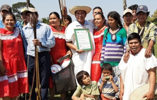 A 29 años de la Primera Marcha Indígena, el Estado entregó el título de las ex concesiones forestales a los pueblos indígenas del TIM 