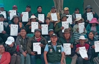 Productores/as y jóvenes de San Pedro de Totora reciben certificación como promotores veterinarios en sanidad animal y gestores comunitarios en democracia intercultural y gestión territorial.