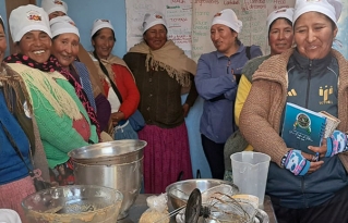 Promotoras comunitarias de San Pedro de Totora fortalecen su autonomía económica y liderazgo